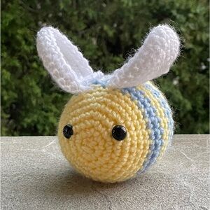 Crochet bee